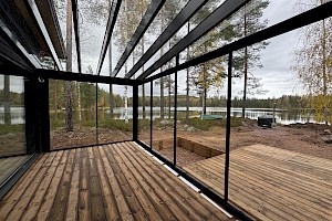 Musta alumiinirunkoinen lasiterassi