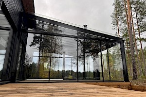 Musta alumiinirunkoinen lasiterassi