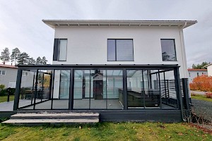 Suuri lasiterassi suojaamaan terassia ja ulkoporeallasta