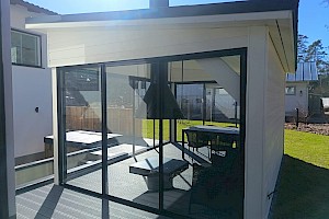 Kesäkeittiö tulisijalla
