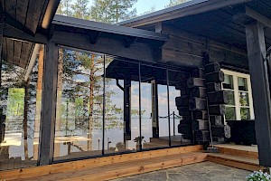 Liimapuurunkoinen lasiterassi peltikatolla