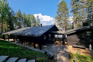 Liimapuurunkoinen lasiterassi peltikatolla