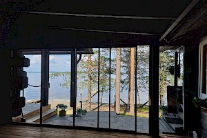 Liimapuurunkoinen lasiterassi peltikatolla