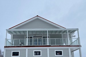 Liimapuurunkoinen lasikatto parvekkeella