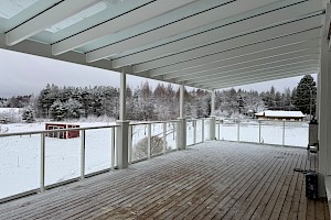 Liimapuurunkoinen lasikatto parvekkeella