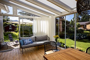 Lasiterassin sisustusta