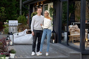 Huvila ja huussi- ohjelmaan osallistuneet tyytyväisenä kuvauksissa. (kuva: Nelonen)