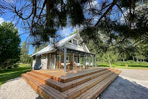 Teräsrunkoinen lasiterassi mökille