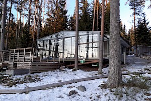 Teräsrunkoinen lasiterassi ulkoa