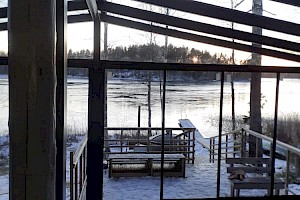 Teräsrunkoinen lasiterassi sisältä