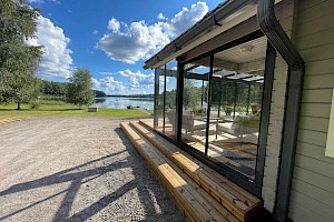 Teräsrunkoinen lasiterassi mökille