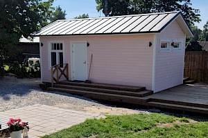 Valmis piharakennus - harjakattoinen