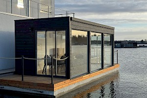 Piharakennus veden päällä ulkoa