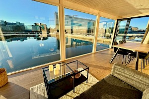 Piharakennus veden päällä sisältä