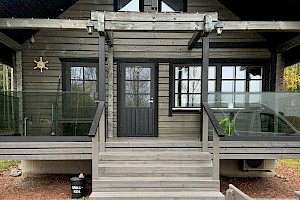 Puitteeton lasikaide mustalla profiililla