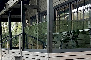 Puitteeton lasikaide mustalla profiililla