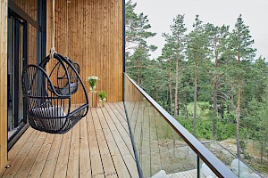 Puitteeton lasikaide parvekkeella