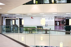 Puitteeton lasikaide sopii myös sisätiloihin