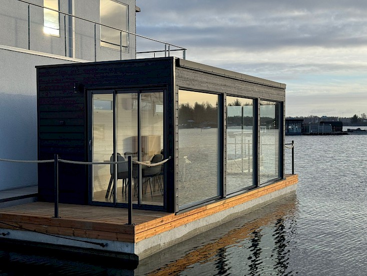 Piharakennus veden päällä