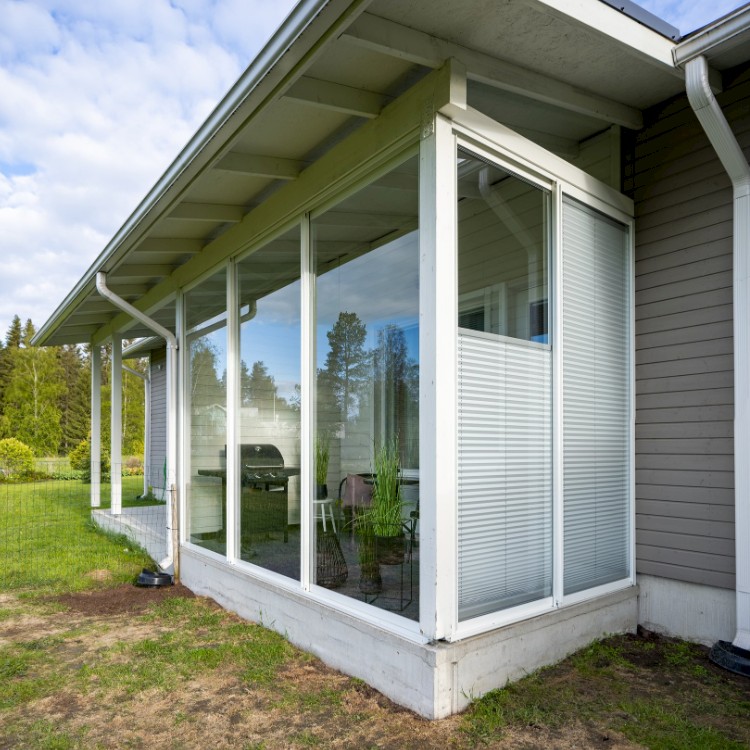 Premium-lasitus, jossa verhot integroituna